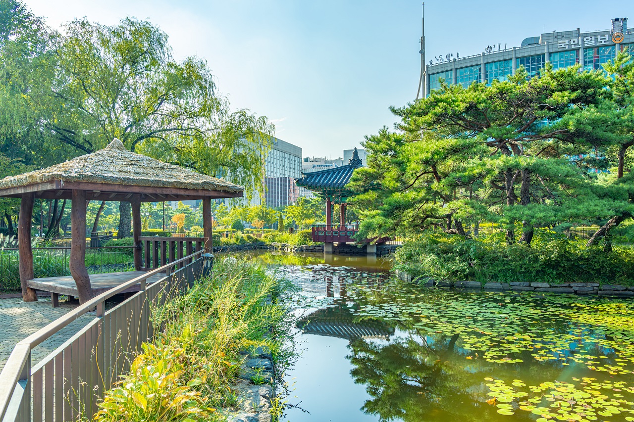 汝矣島公園の中にある池と東屋の写真