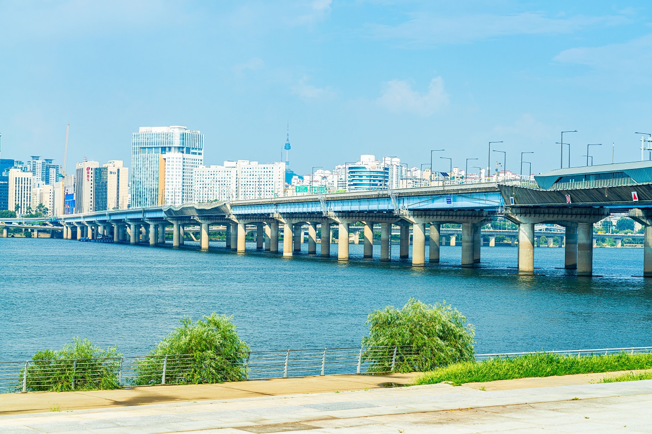 汝矣島公園から眺めた漢江の昼の全景写真