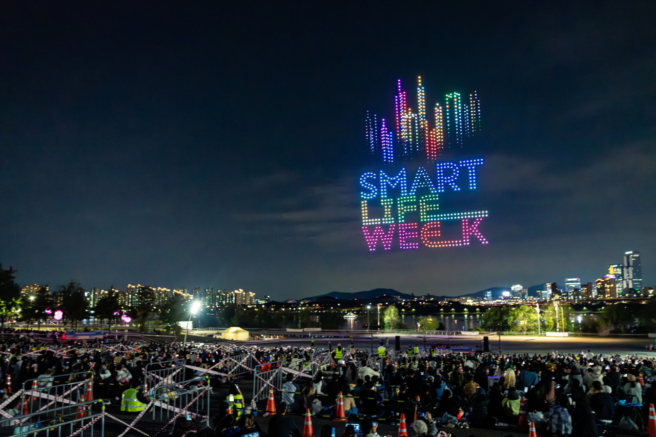 ハンガン(漢江)花火公演ドローンライトショー中、ドローンの光で作られたSMART LIFE WEEKアートイメージ