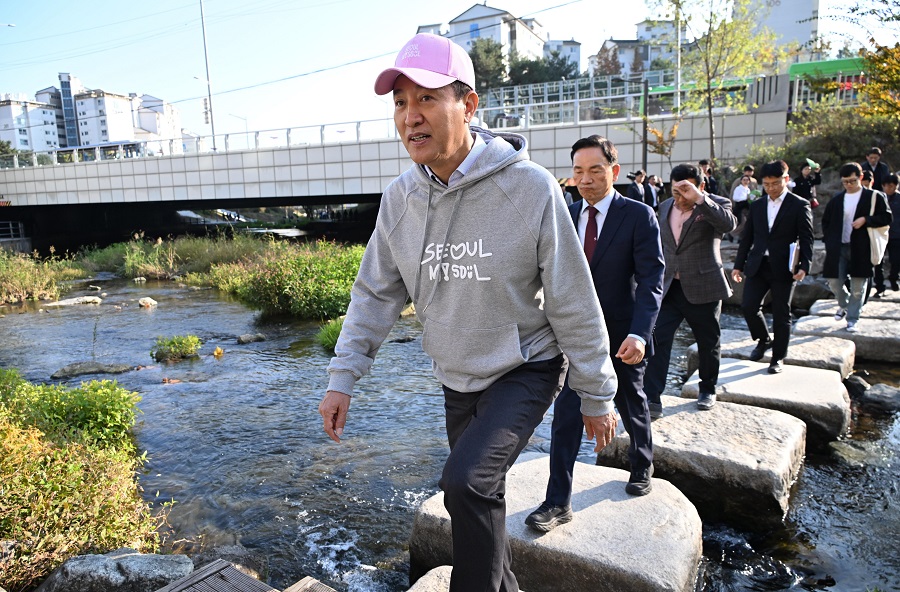 オ・セフン(呉世勲)ソウル市長が11日(月)の午後、「セゴクチョン(細谷川)水辺活力拠点開場式」に出席した来賓と一緒に、水辺感性都市造成プロジェクトの一環として作られたセゴクチョン(細谷川)水辺活力拠点周辺をまわっている。