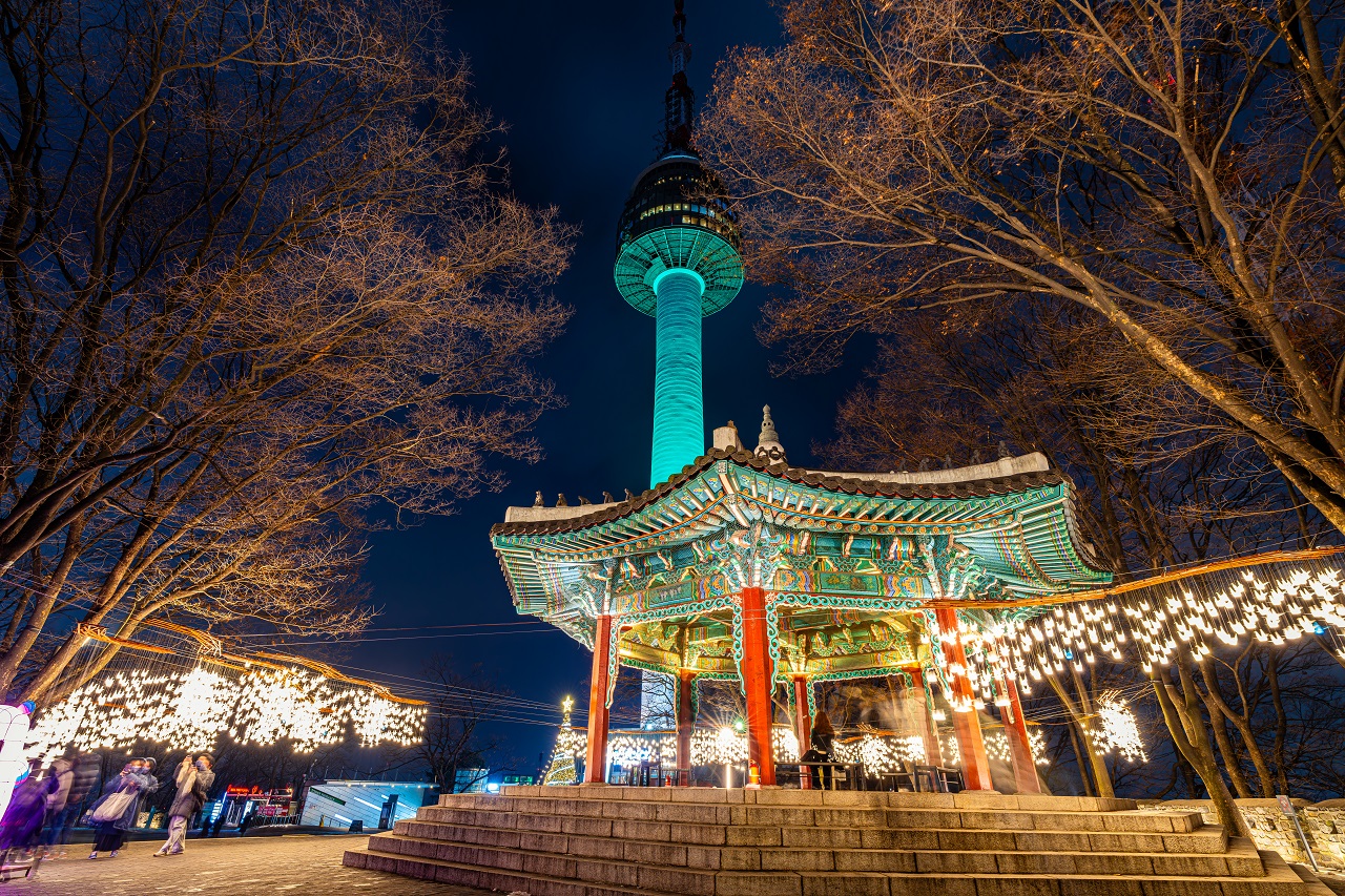 南山タワーを背景に撮影された照明で飾られた南山八角亭の夜景写真