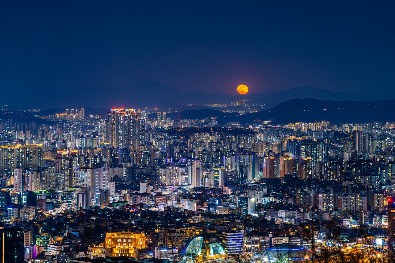 南山から眺めた月が浮かんでいるソウルの全景夜景写真