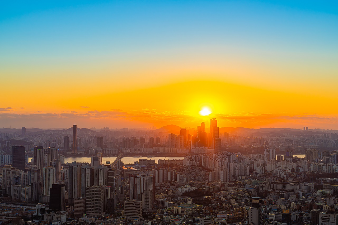 南山から眺めた夕焼けの漢江が流れる都市の全景写真