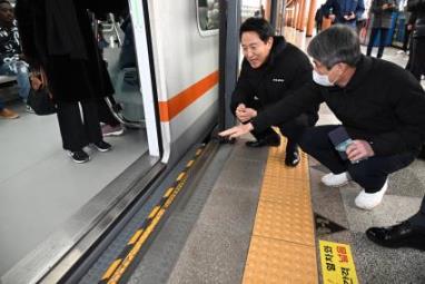 オ・セフン(呉世勲)ソウル市長が30日(木)午前、オッス駅を訪れ自動安全ステップなどの安全施設を点検している。