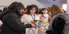 K-Beauty Boostで化粧品を試している外国人