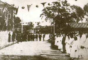Chungmuro entrance in 1920(This picture was taken on the day graung was broken for construction of the central Post Office)