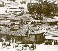 Near Hung-injimun(East Gate) around 1920(University Hospial now stands an this site)