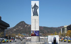 「脱衣」を終えた李舜臣将軍像の跡を銅像と同じ大きさの写真が入った幕で覆う