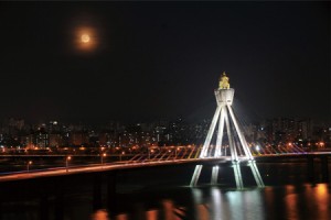 オリンピック大橋の上から眺める満月